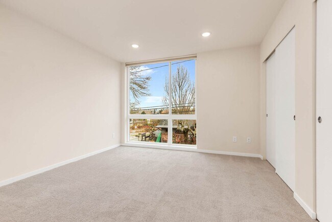 Building Photo - 802 29th Ave S