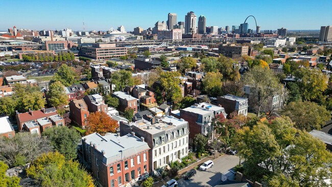 Building Photo - Charming Victorian Lafayette Square town home