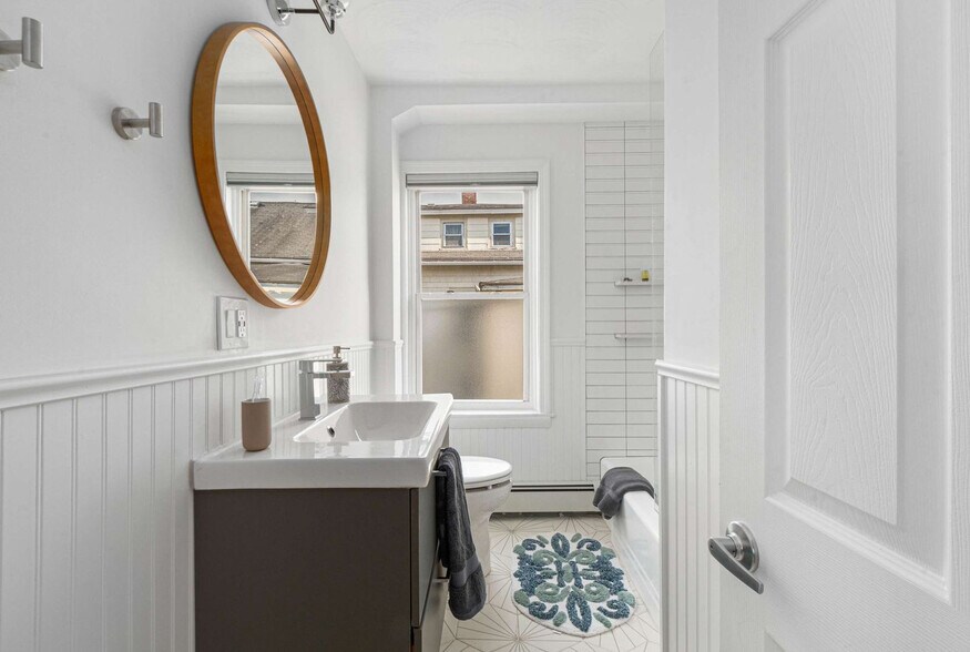 Building Photo - 136 Main St