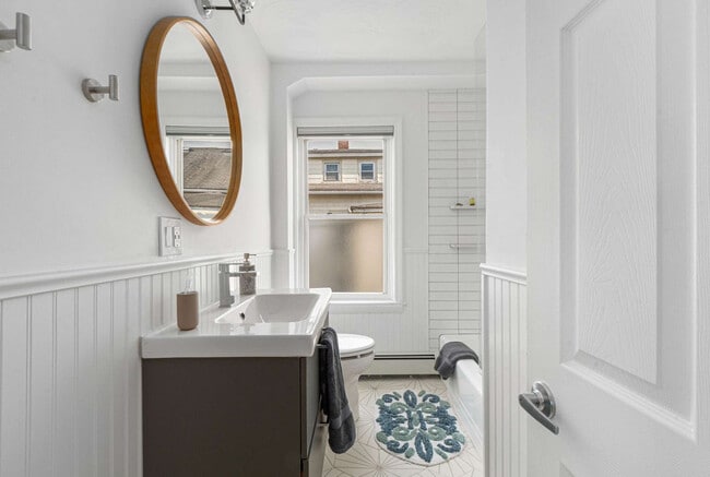 Building Photo - 136 Main St