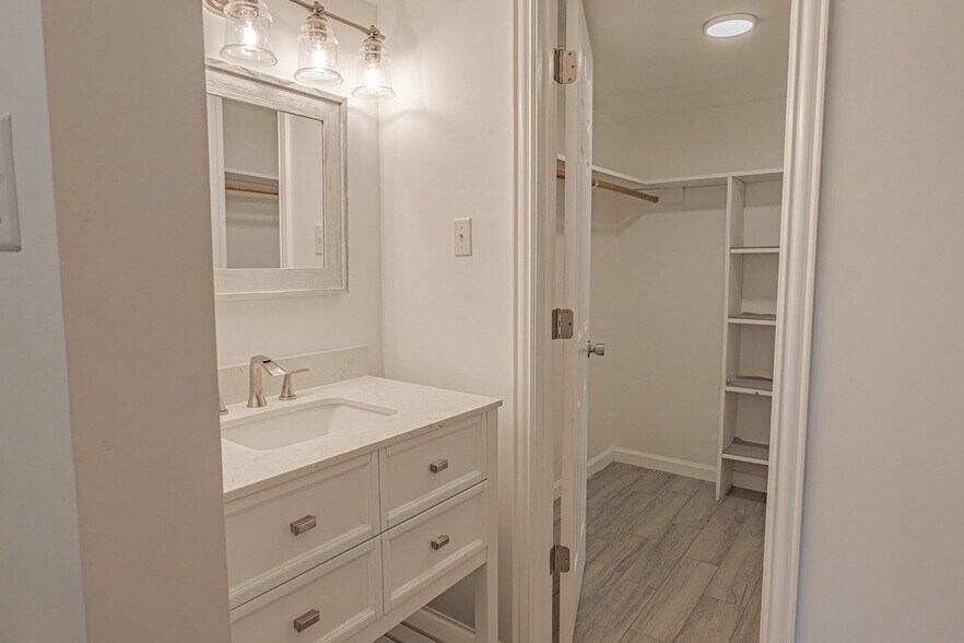 Building Photo - 8087 Meadow Rd