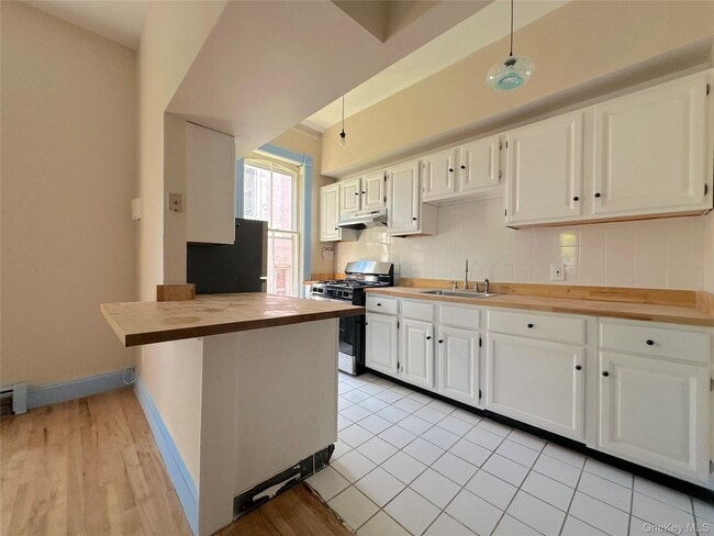 Building Photo - 240 Grand St