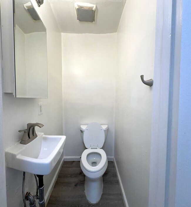 Building Photo - 1321