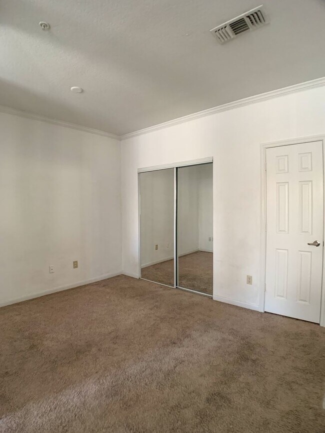 Building Photo - Gorgeous Studio in the heart of Downtown!