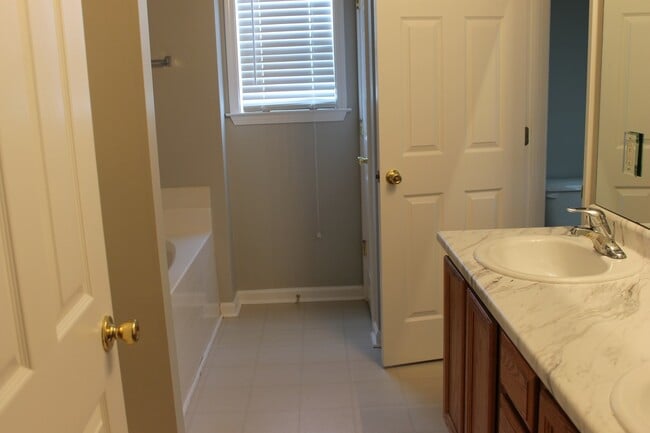 Building Photo - Single Family Home in Godley Park