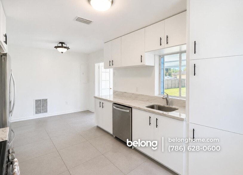 Building Photo - 1504 Funston St