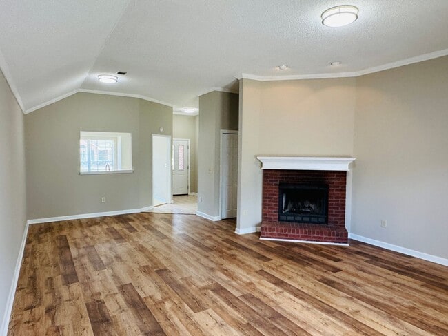 Building Photo - Charming 3-Bedroom Home on a Spacious Corn...