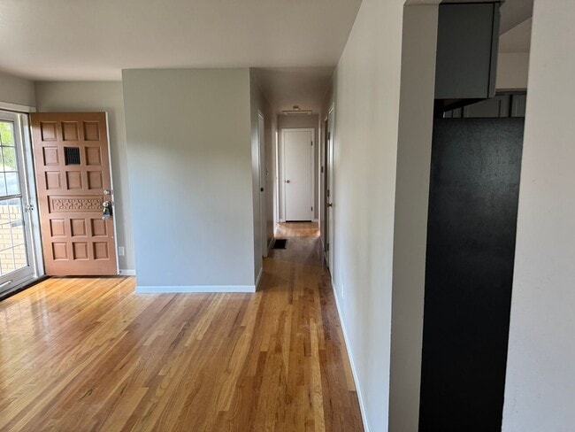 Building Photo - 5 Bedroom ,3 bathroom Single Family Unit