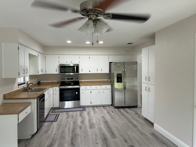 Building Photo - Water view - Pool home