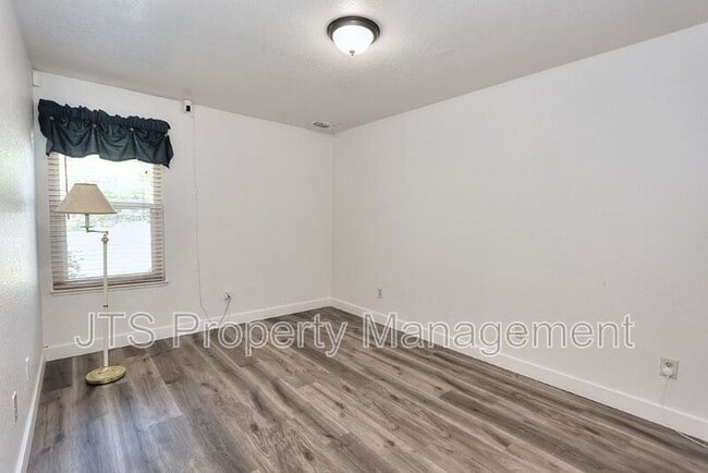 Building Photo - 6069 Kingwood Cir