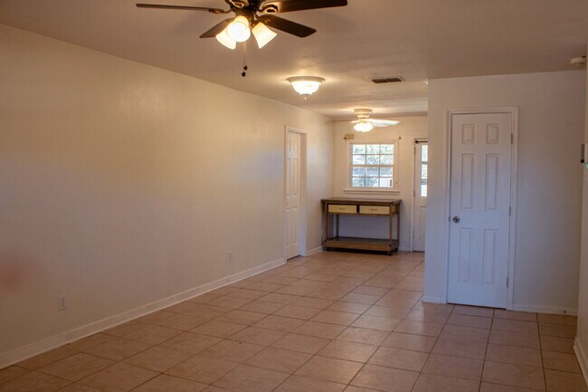 Building Photo - 3 bedroom 2 Bathroom.
