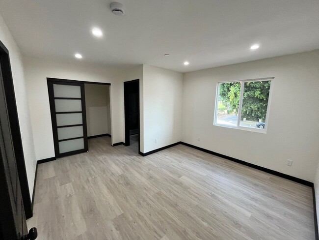 Building Photo - Beatiful and spacious Rental in Montebello...