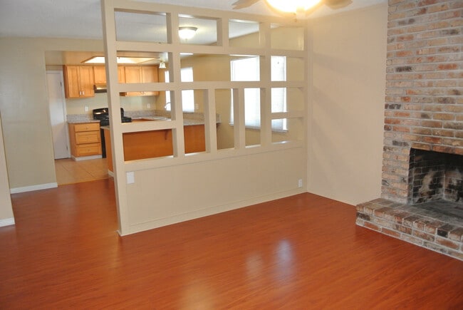 Building Photo - Beautiful 3 Bedroom / 2 Bathroom Pittsburg...