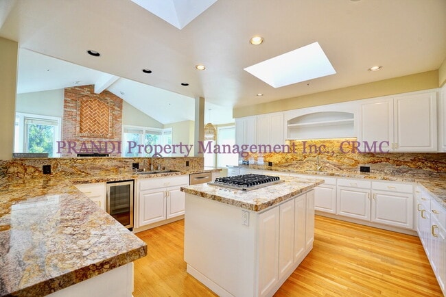 Building Photo - Exclusive Home in Gated Community!