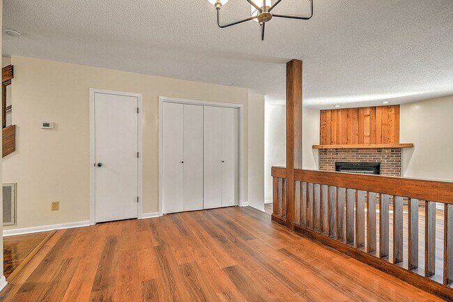 Building Photo - 501 Manor Dr