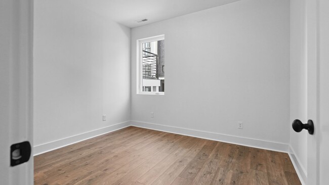 Building Photo - 910 Youngs Ln