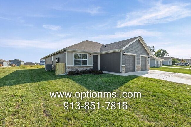 Building Photo - Fresh 3 Bedroom, 2 Bathroom Half Duplex