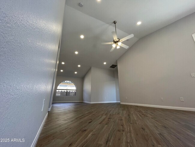 Building Photo - 841 E Lovegrass Dr