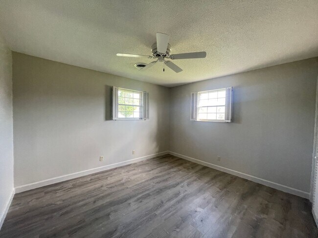 Building Photo - Large home in Pigeon Forge