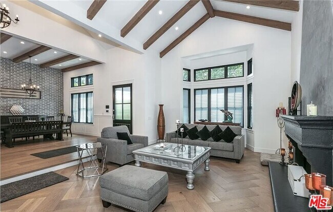 Building Photo - 5225 Topeka Dr