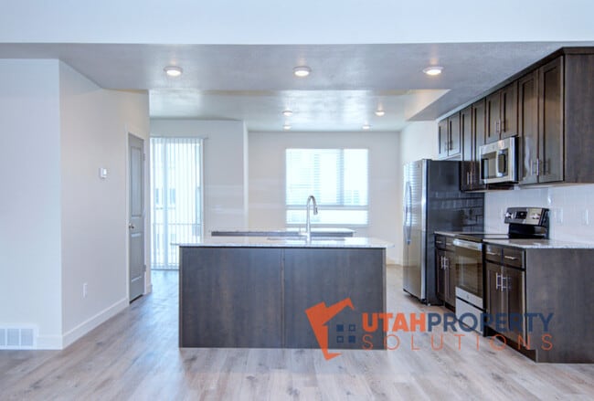 Building Photo - 964 W 500 S