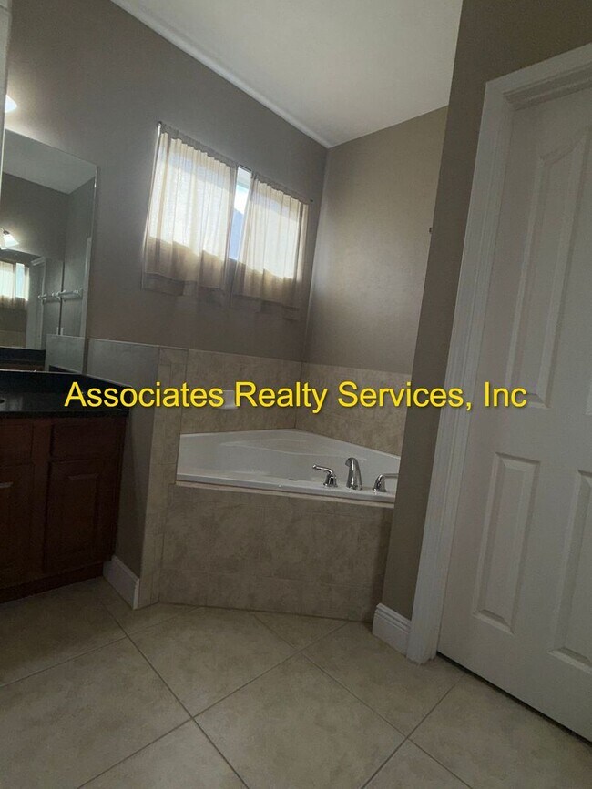 Building Photo - Willow Oak SW 3/2, a must see