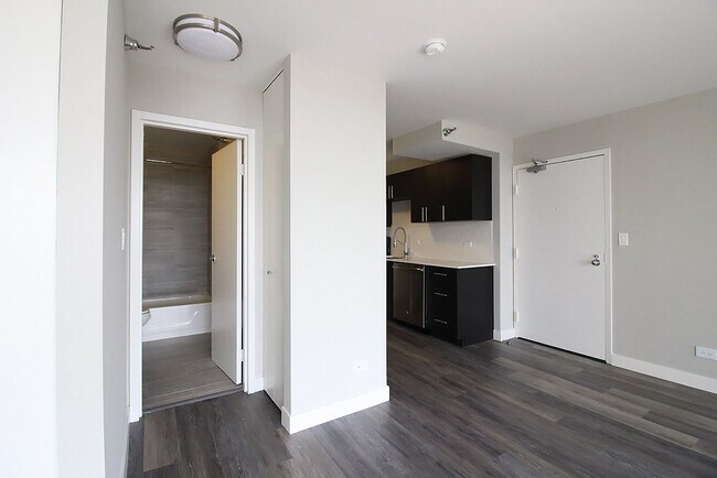 Building Photo - 29 E Delaware Pl