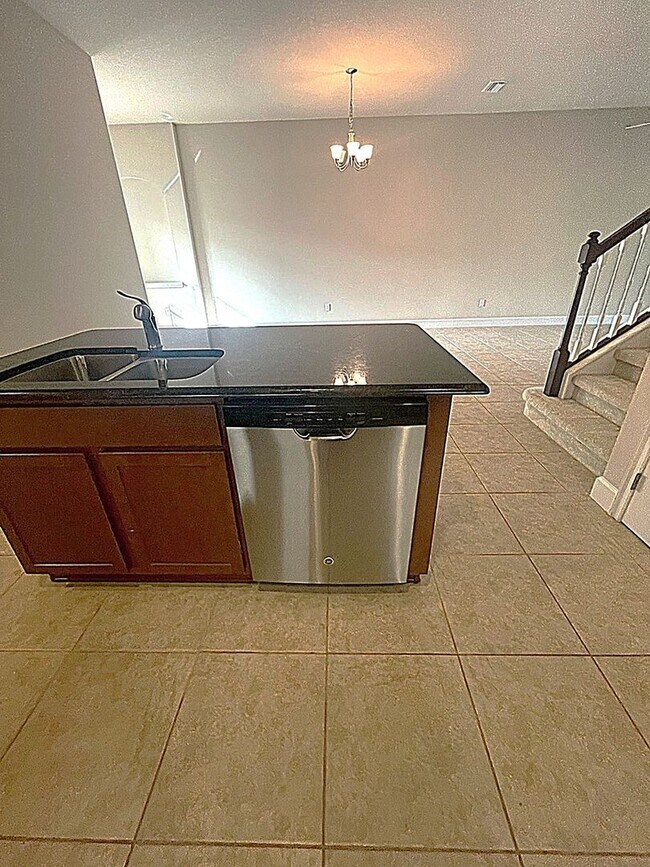Building Photo - Beautiful 3 Bedroom 3 Bathroom home in Pla...