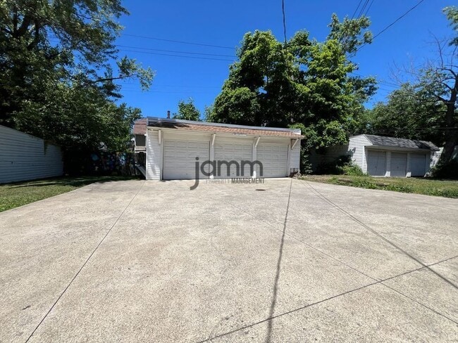 Building Photo - 13103 Cedar Rd
