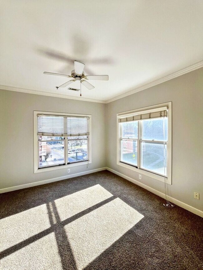Building Photo - Lovely 1 Bed & 1.5 Bath Condo in Nashville...
