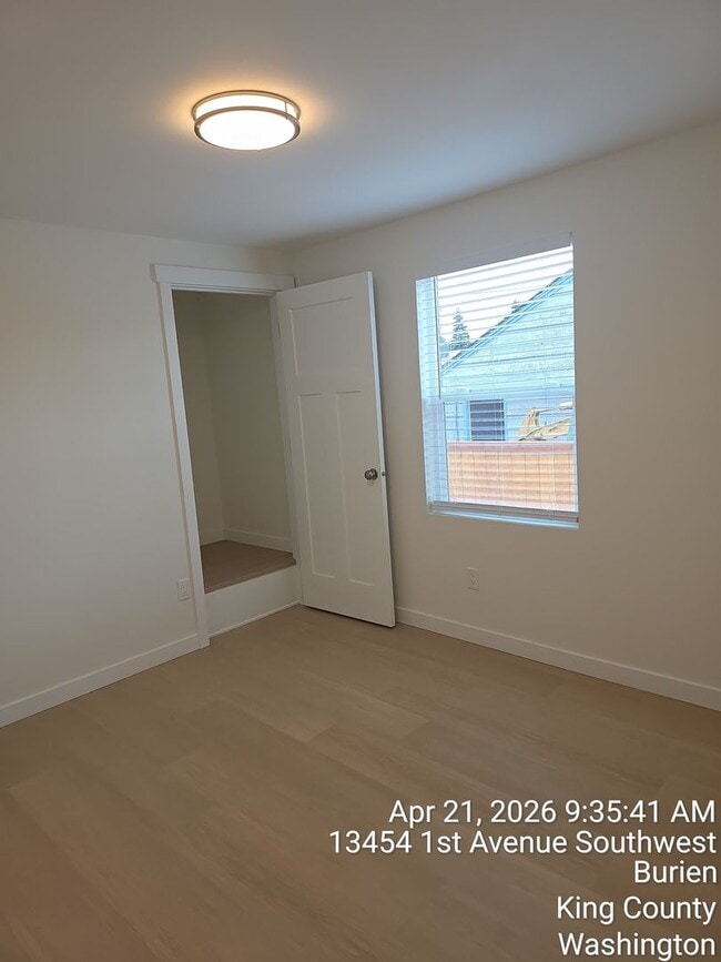 Building Photo - Burien Newly remodeled home - 3 bedrooms 2 bathrooms - A must see - available NOW