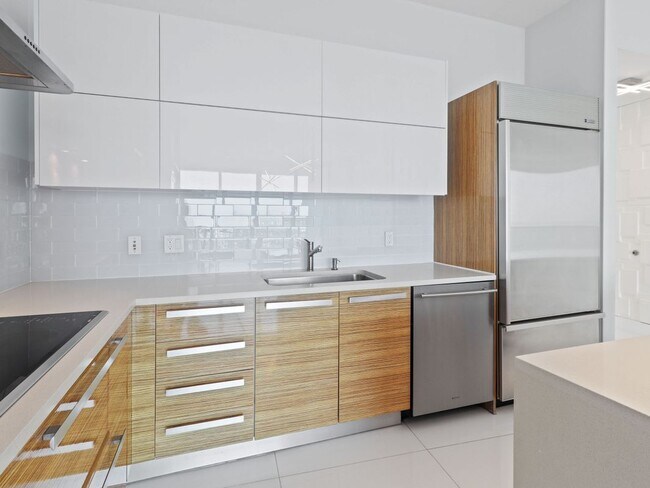 Building Photo - 2020 N Bayshore Dr