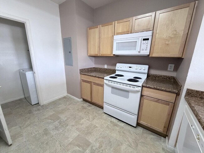 Building Photo - 2 Bedroom 2 Bathroom Condo
