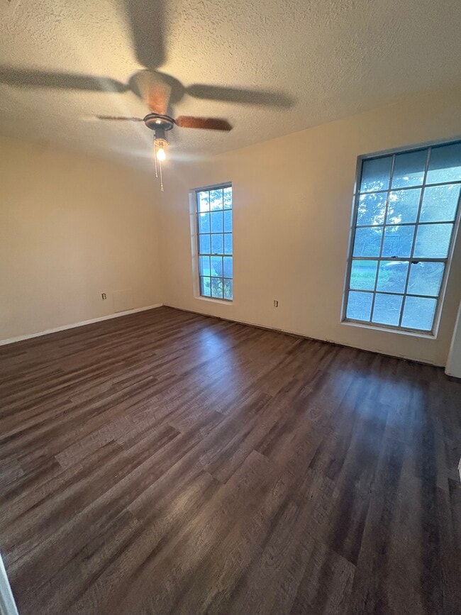 Building Photo - 706 Redstone St