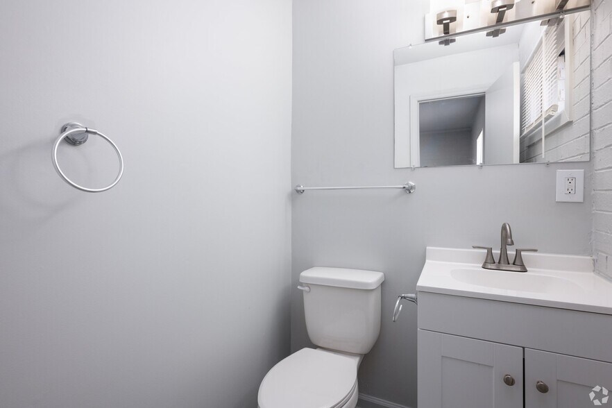 Building Photo - 2560 La Deara Crest Ln