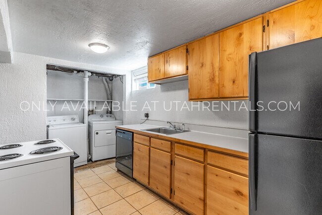 Building Photo - 1278 E 520 S St