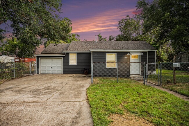 Primary Photo - 812 7th Ave N