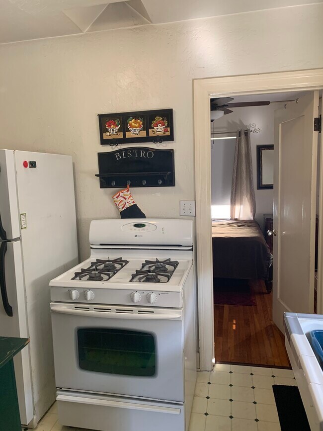Kitchen area - 2746 C St