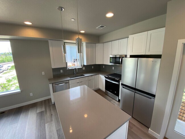 Building Photo - Beautiful End Unit at Overlook Station