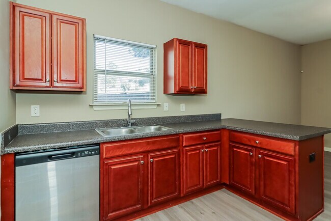 Building Photo - 13 Thatch Ct