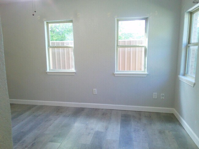 Building Photo - 1805 Lucile Ave