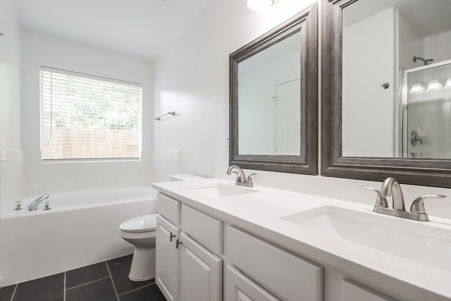 Building Photo - 1615 Trail Oaks Ct