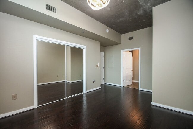 Building Photo - 5925 Almeda Rd