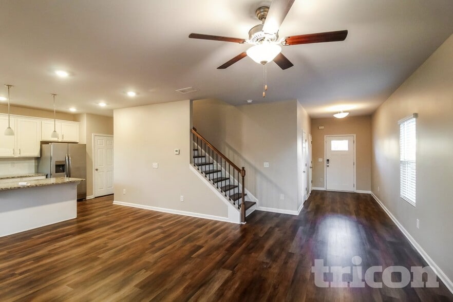 Building Photo - 2867 McKenzie Dr