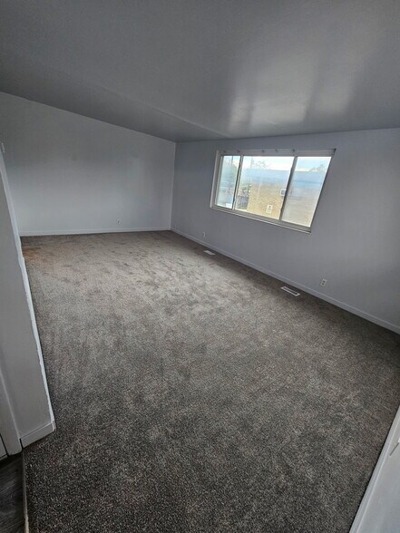 Building Photo - 741 N Riverside Dr