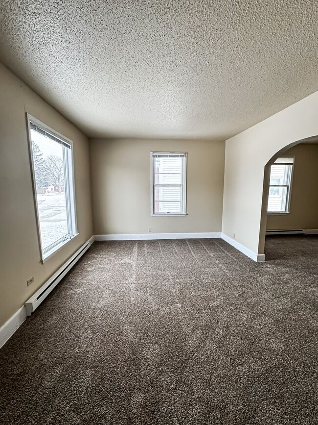 Building Photo - 5 Bed 2 Bath Single Family Home!