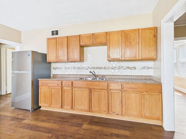 Building Photo - 4338 W Kamerling Ave
