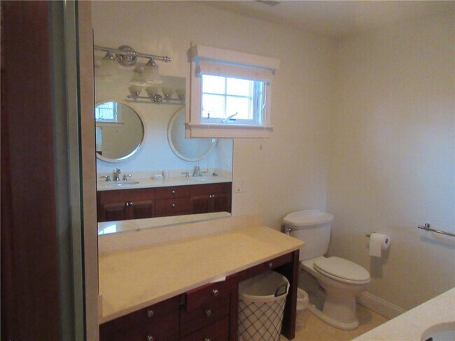 Building Photo - 270 Waterman St