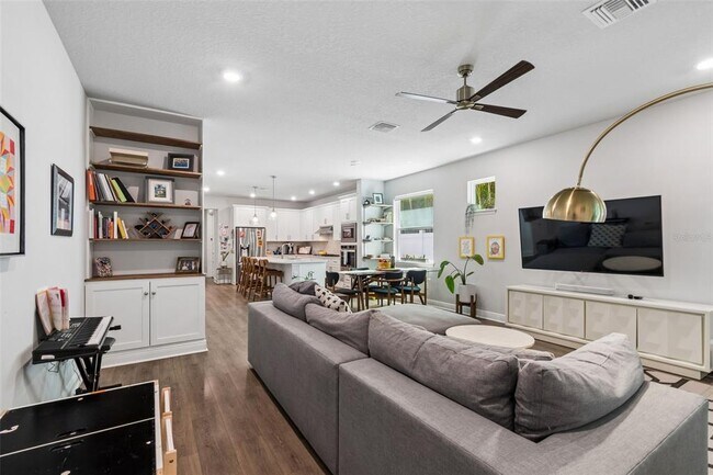 Building Photo - 213 S Albany Ave