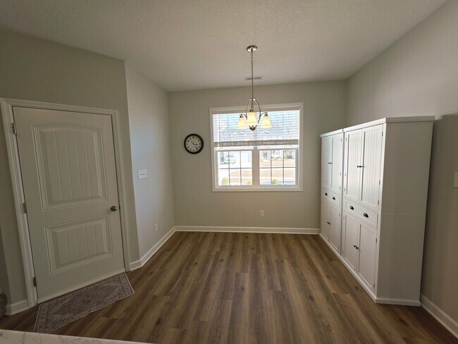 Building Photo - 4 Bedroom #3 Bath Towne Pointe